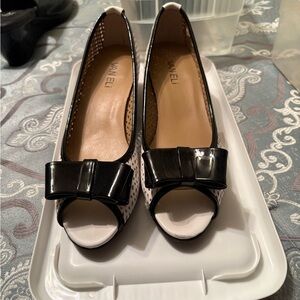 Vaneli White an Black Peep-Toe Bow Heels
